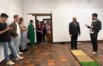 Daniel Gómez explicando acerca de su obra y su funcionamiento, durante la apertura de la exposición de las piezas finalistas del Premio Henri Matisse. Fotografía: Ethel H. Coussau.