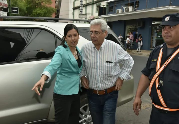 Froilán Enrique Peralta Torres, exrector de la UNA, se encuentra prófugo y debe volver a la cárcel para cumplir su condena de tres años por lesión de confianza, sentenciada en agosto de 2022.