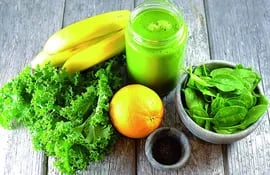 Las fuentes de alimentos que contienen magnesio incluyen frutas, verduras de hojas verdes y frutos secos.