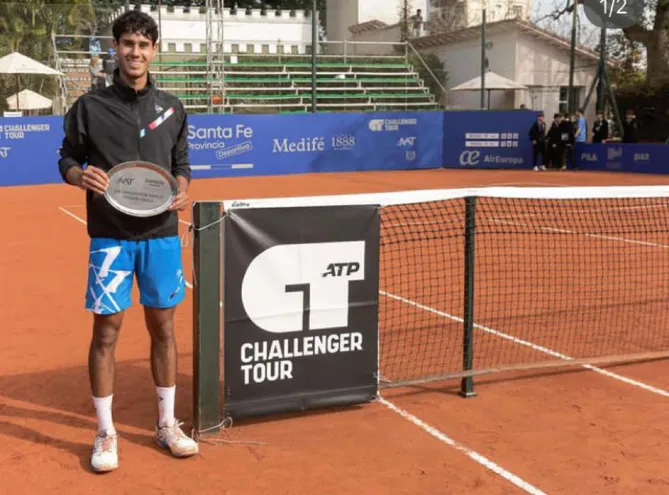 El paraguayo Adolfo Daniel Vallejo con el trofeo de subcampeón del ATP Challenger Santa Fe, en Argentina.