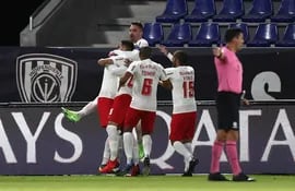 Jugadores de Bragantino celebran tras convertir unos de los  goles ante Independiente del Valle.