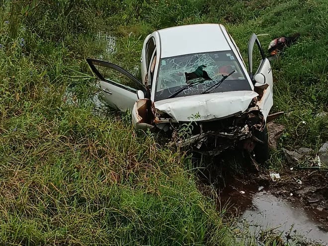 Así quedó el automóvil, cuyo conductor perdió el control y cayó en una zanja, un acompañante perdió la vida en el lugar.