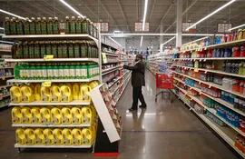 Un hombre realiza sus compras en un supermercado de Chicago, Illinois (EE.UU.).