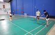 Voluntario del Jica enseña a badmintonistas locales.