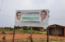 El candidato a intendente de Itakyry Luis Acosta y su padre, Joaquín Acosta, candidato a concejal, en una gigantografía. Ambos están prófugos, al igual que el hermano del primero, Gustavo Acosta.