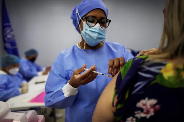 Vacunación en la Ciudad de Panamá. En América Latina, algo más de la tercera parte de la población ha recibido las dosis completas de la vacuna anticovid.
