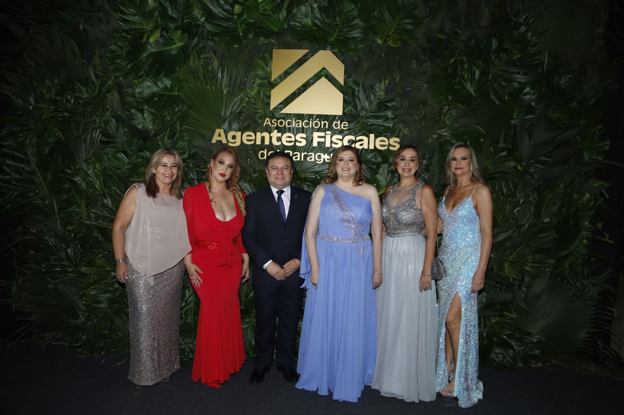 En el centro de la fotografía: Augusto Salas (c. izquierda), Sandra Quiñónez (c. derecha). La fiscala Sandra Ledesma (vestido rojo), a la izquierda de Salas.