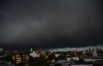 El cielo en Asunción está cubierto en la tarde de este martes.