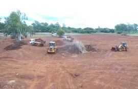 Los tractores en el trabajo de remoción de tierras, en el frustrado proyecto de la costanera municipal de Hernandarias.