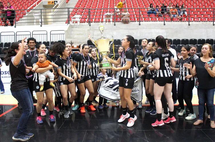 Las chicas de la Federación Santaniana que celebraron el tricampeonato en “Ñemby 2022”, defenderán el título en Pedro Juan Caballero, en marzo.