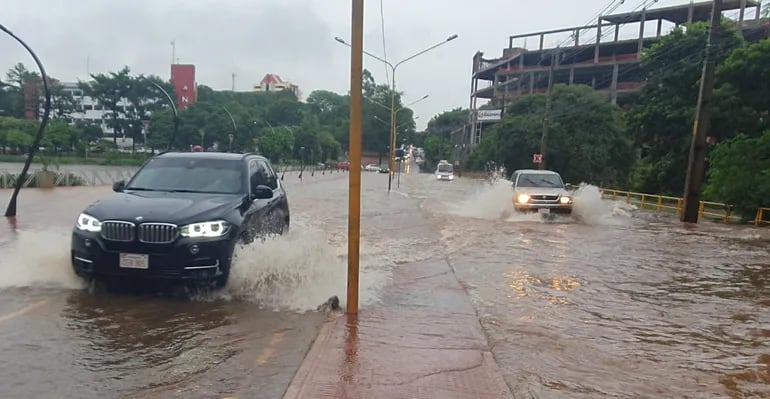 La avenida Concejal Romero de Ciudad del Este quedó inundada en las dos vías.