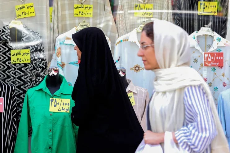 Dos mujeres iraníes con velo caminan por el bazar Tajrish en Teherán.