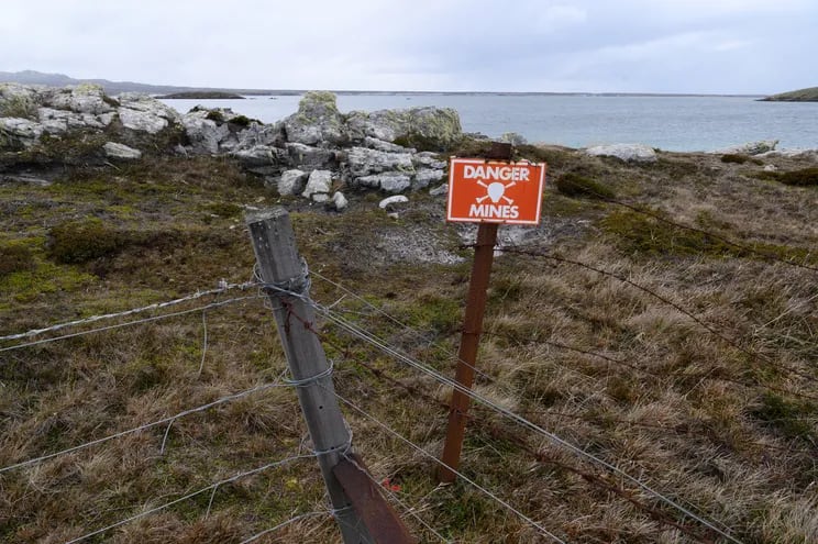 Un cartel advierte de la presencia de minas en un campo cerca de la localidad de Stanley, en las Malvinas.