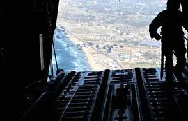 Aviones militares de Estados Unidos comienzan a lanzar ayuda para Gaza.