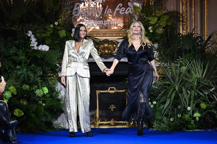 Las actrices colombianas Natalia Ramirez y Lorna Cepeda presentaron la "Colección Hugo Lombardi" en la Semana de la Moda en París, como anticipo de la nueva serie de "Betty la fea".