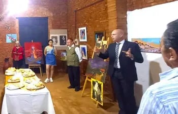 El intendente Luis Rodríguez (PLRA), valora la exposición de los artistas plásticos.