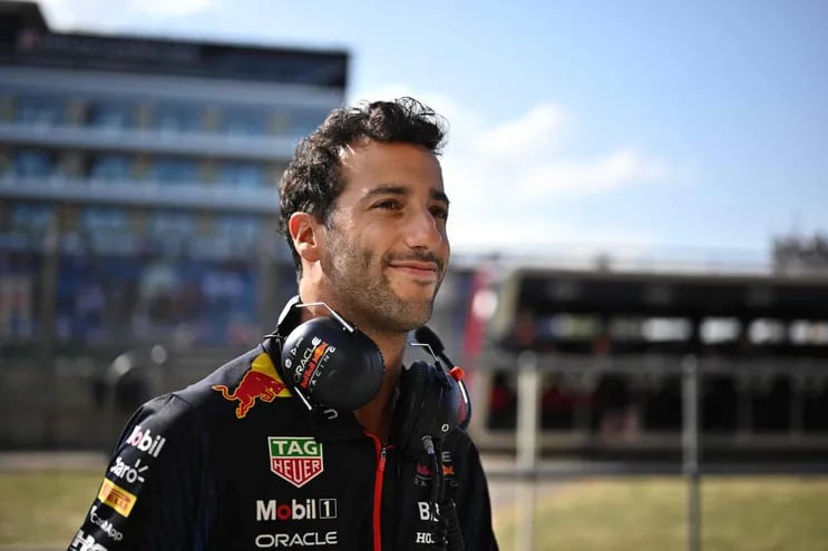 El piloto australiano Daniel Ricciardo en el circuito de Silverstone durante las sesiones de ensayos libres del Gran Premio de Gran Bretaña 2023.