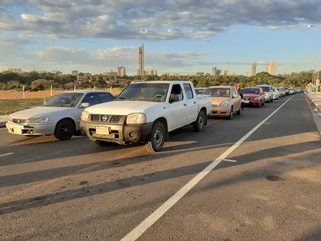 Al menos 100 vehículos aguardaban la apertura del autovac de la Costanera de Asunción esta mañana.
