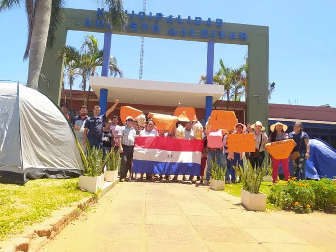 Pobladores del territorio Social 10 de agosto de J. Augusto Saldivar se encuentran apostados frente a la municipalidad para exigir el reconocimiento de una comisión vecinal.