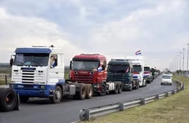 Camioneros en la Costanera de Asunción este jueves.