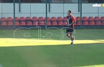 El brasileño Edu, futbolista de Cerro Porteño, en el entrenamiento en la Ollita.