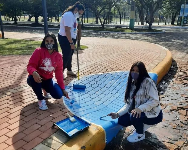 Los voluntarios de la Fundación Teletón pintando una de las rampas del Parque de Independencia de Presidente Franco.