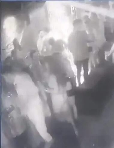 Captura del circuito cerrado en la discoteca "Morgan" del momento en el que fue atacada la joven con una copa de vidrio.