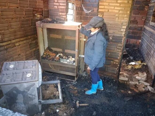 Incendio de Vivienda. Una abuela se queda con la ropa puesta tras el incendio de su vivienda en AcahayDe: emramirez <emramirez@abc.com.py>Destinatario: foto@abc.com.pyFecha: 20-07-2021 12:53