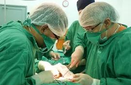 medicos-de-clinicas-en-plena-cirugia-desde-noviembre-en-el-hospital-ya-se-hicieron-19-trasplantes-renales--191930000000-1357081.jpg