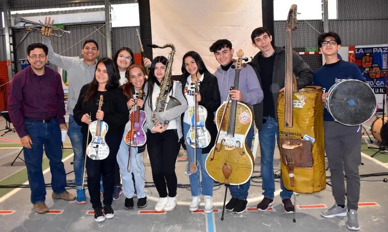 La Orquesta de Instrumentos Reciclados de Cateura, dirigida por Favio Chávez, se presentará este miércoles en el Fan Fest del COP.