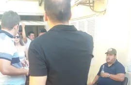 En la imagen se observa al intendente Miguel Prieto (camisa negra) de espalda, al concejal Hugo Benítez sentado con una botella en la mano.