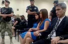 Luis Villamayor (derecha) junto a su familia, en la lectura de la sentencia del asesino de su hijo, Alex.