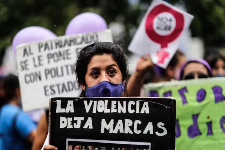Imagen de referencia: "La violencia deja marcas", indica un cartel en una manifestación en contra de la violencia hacia la mujer.