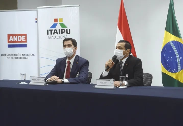 El director general interino de Itaipú, Federico González, y el titular de  ANDE, Ing. Félix Sosa, ayer en conferencia de prensa.