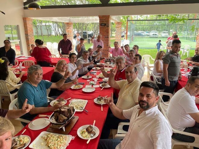 Funcionarios y directivos de la Dinac compartieron un almuerzo con Carlos Echeverría el día de las elecciones.