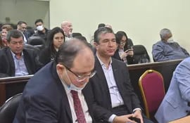 En primera fila, el abogado Ricardo Preda (i) y el exministro de Agricultura Rody Godoy. Atrás, el exparlasuriano Alberto Aquino.