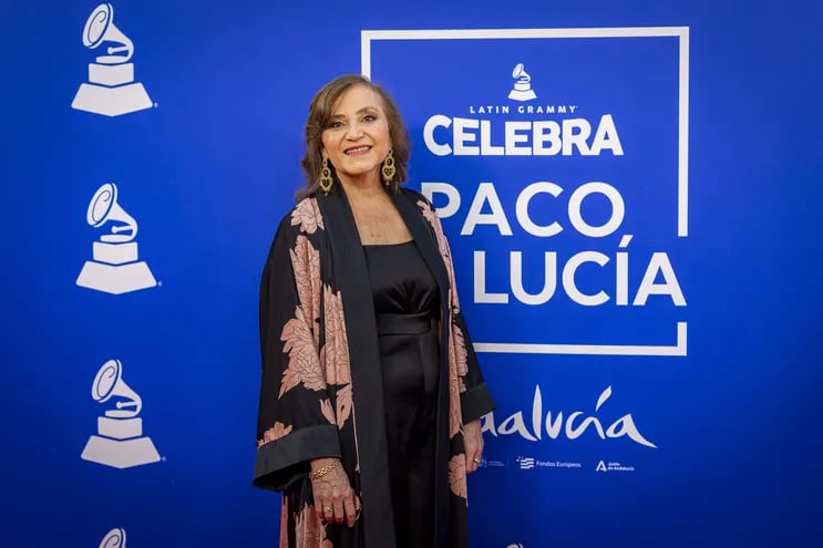 La guitarrista paraguaya Berta Rojas posó en la alfombra roja del homenaje a Paco de Lucía en Cádiz, donde participó de uno de los números musicales.