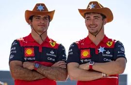 Los pilotos de Ferrari, el español Carlos Sainz Jr (i) y el monegasco Charles Leclerc, en el circuito de las Américas en Austin, Texas.