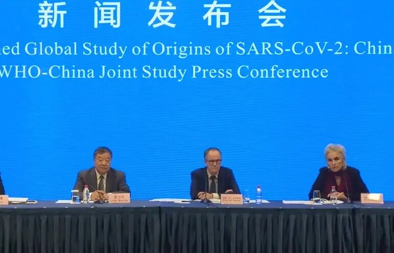 Miembros de la misión de la OMS que investigó en China el origen de la pandemia del covid-19, dando sus conclusiones.
