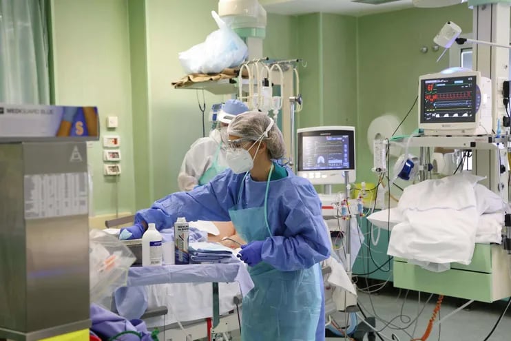 Personal sanitario ataviado con trajes de seguridad trabaja en la unidad de terapia intensiva del hospital Bolognini en Seriate, Italia.