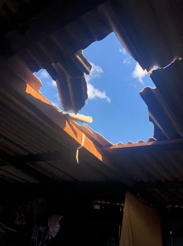 El adolescente subió al techo de la vivienda para arreglar un desperfecto, pero una chapa se rompió y cayó al suelo.