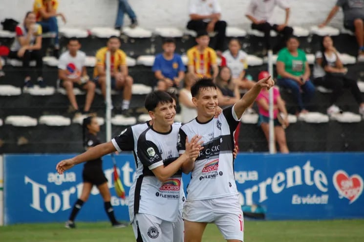 César Manuel Benítez Alcaraz celebra uno de los dos tantos que marcó ayer en el triunfo del 24 de Setiembre de Areguá sobre Sport Colombia. (Foto: Fans del 24 de Setiembre)
