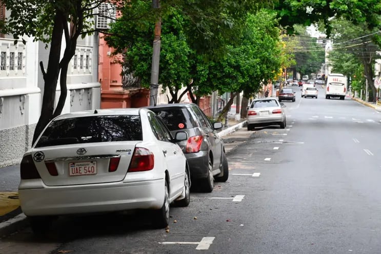 Calles del centro de Asunción con muchos lugares vacíos desde la implementación del Estacionamiento tarifado.