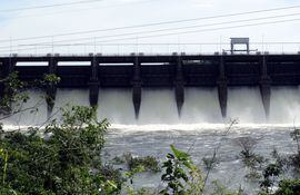 la-ande-informo-que-existe-un-exceso-de-agua-en-la-central-hidroelectrica-de-acaray-por-lo-que-incluso-se-esta-vertiendo-a-diario-el-liquido-utiliza-212135000000-1468718.jpg