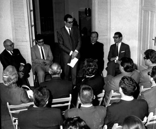 El padre Francisco de Paula Oliva, en 1968, aparece sentado (segundo derecha) al lado de José Daniel Nasta (centro parado) durante la inauguración de la sede de la publicitaria.