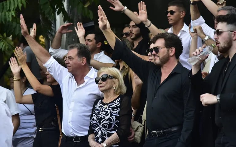 Gran parte de los familiares de Osvaldo Domínguez Dibb en el momento de saludar y agradecer ayer la presencia de los hinchas.