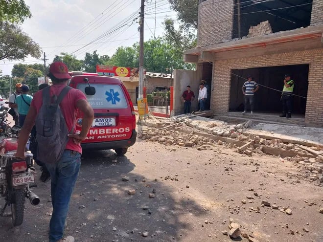 Escombros esparcidos por todos lados tras el derrumbe de una parte de la estructura del edificio en construcción para la futura sede de la empresa recolectora, Nuevo Horizonte.