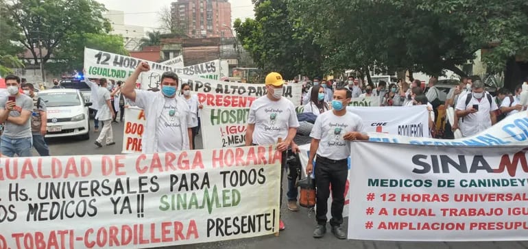 Los médicos ocuparon por completo la zona de las calles Pettirossi y Brasil, frente al Ministerio de Salud.