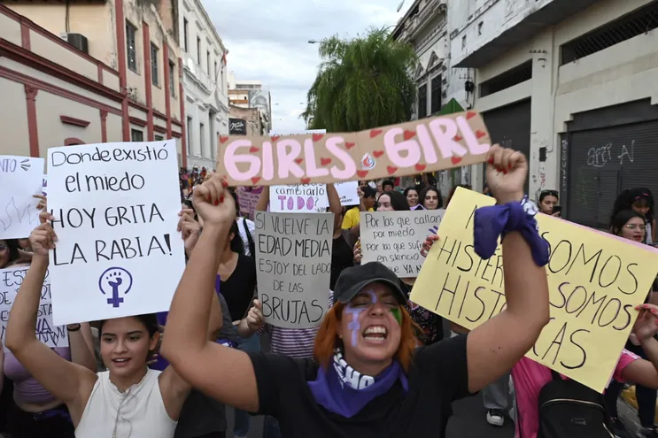 Mujeres levantan su voz contra las injusticias en Paraguay por  el Día Internacional de la Mujer
