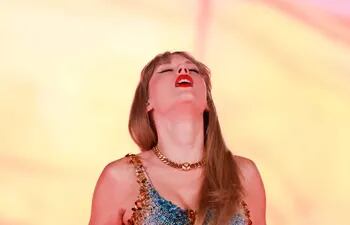 Taylor Swift durante su show en el SoFi Stadium de Los Ángeles, que se registra en el documental "Taylor Swift: The Eras Tour". La cantante anunció que el mismo estará disponible en streaming.
